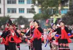 云南金平欢庆建县40周年 各族民众